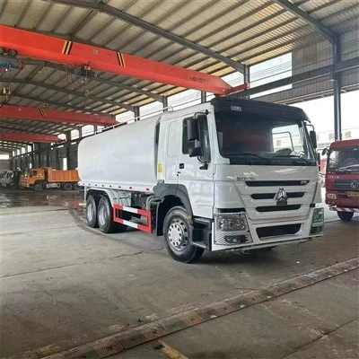 Автоцистерна для хранения воды и спринклеров